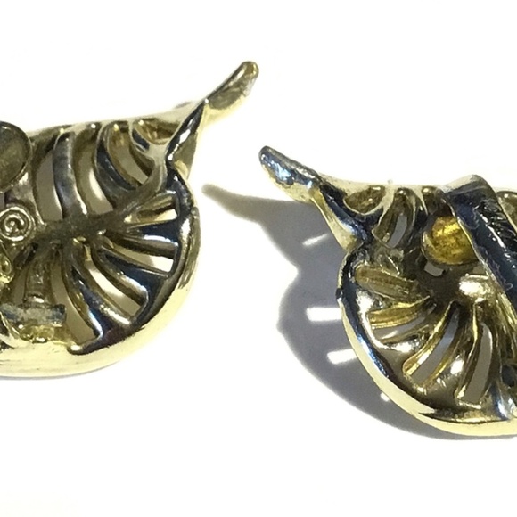 Vintage Signed Coro Modernist Gold Tone Leaf Clip Earrings - Picture 4 of 4